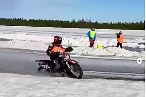 Piloto de KTM se fractura la pierna en carrera de motos sobre hielo