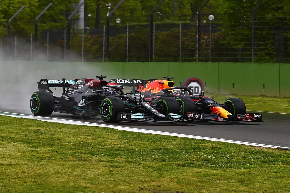 Lewis Hamilton, Mercedes W12, duelleert met Max Verstappen, Red Bull Racing RB16B 