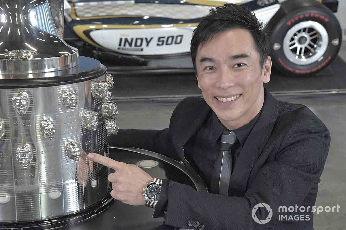 佐藤琢磨のレリーフ”2個目”が入ったインディ500トロフィー除幕。2021年