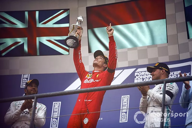 Charles Leclerc, Ferrari, sur le podium avec Lewis Hamilton, Mercedes AMG F1 et Valtteri Bottas, Mercedes AMG F1 