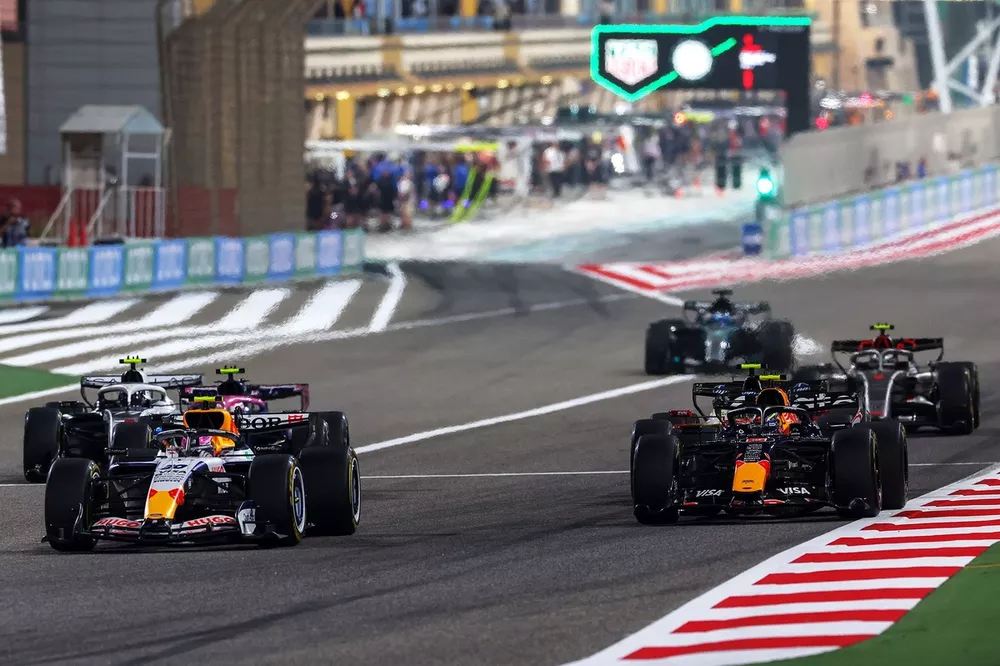 Liam Lawson, Racing Bulls devant Isack Hadjar, Red Bull Racing, lors d'une simulation de d&eacute;part