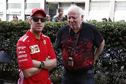 Vettel megtörte a Ferrarit a milánói fesztiválon az Olasz Nagydíj előtt (videó)