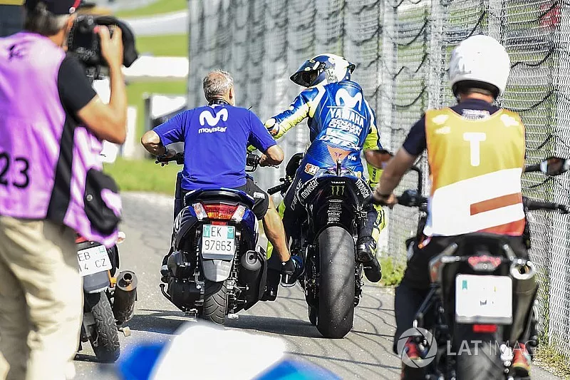 Valentino Rossi, Yamaha Factory Racing, remolcado