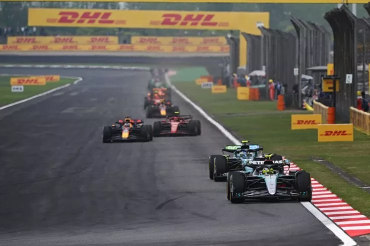 Lewis Hamilton, Mercedes F1 W15, Fernando Alonso, Aston Martin AMR24, Max Verstappen, Red Bull Racing RB20