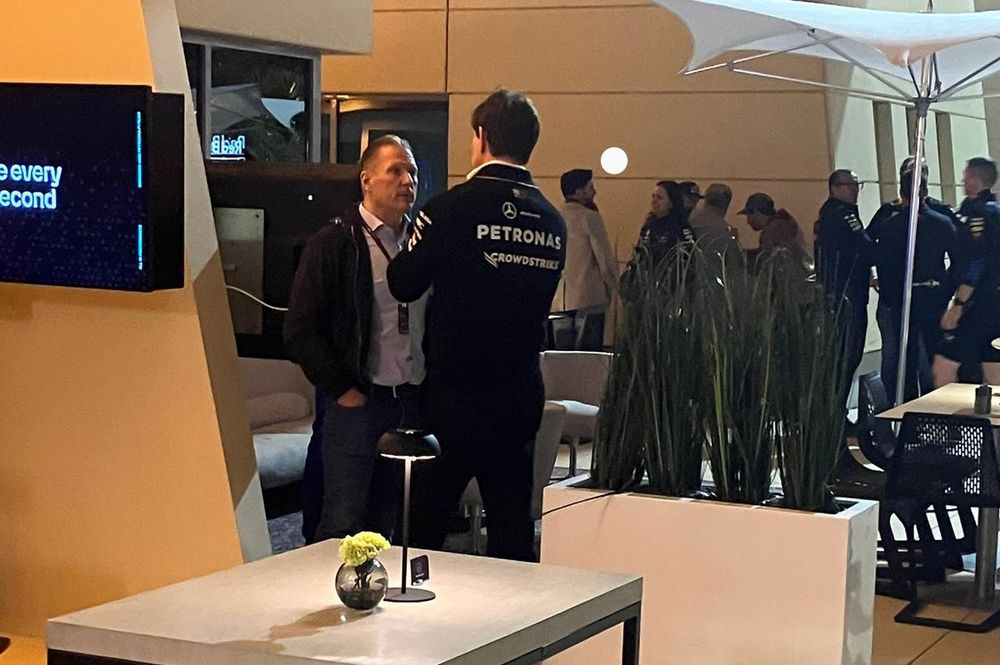 Jos Verstappen con Toto Wolff, director y CEO, Mercedes-AMG F1 Team