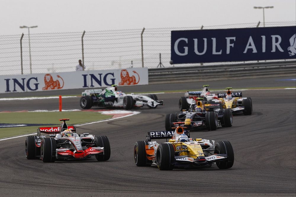 Fernando Alonso, Renault R28 por delante de Lewis Hamilton, McLaren MP4-23 Mercedes, Mark Webber, Red Bull Racing RB4 Renault, Nelson Piquet Jr, Renault R28,  Timo Glock, Toyota TF108 y Rubens Barrichello, Honda RA108