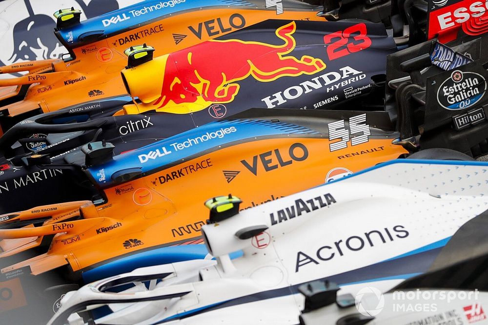 Los coches en el Parque Cerrado de Imola