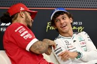 V&Iacute;DEO F1 - Hamilton brinca com Antonelli sobre renova&ccedil;&atilde;o de contrato: "Sei trabalhar com Wolff"