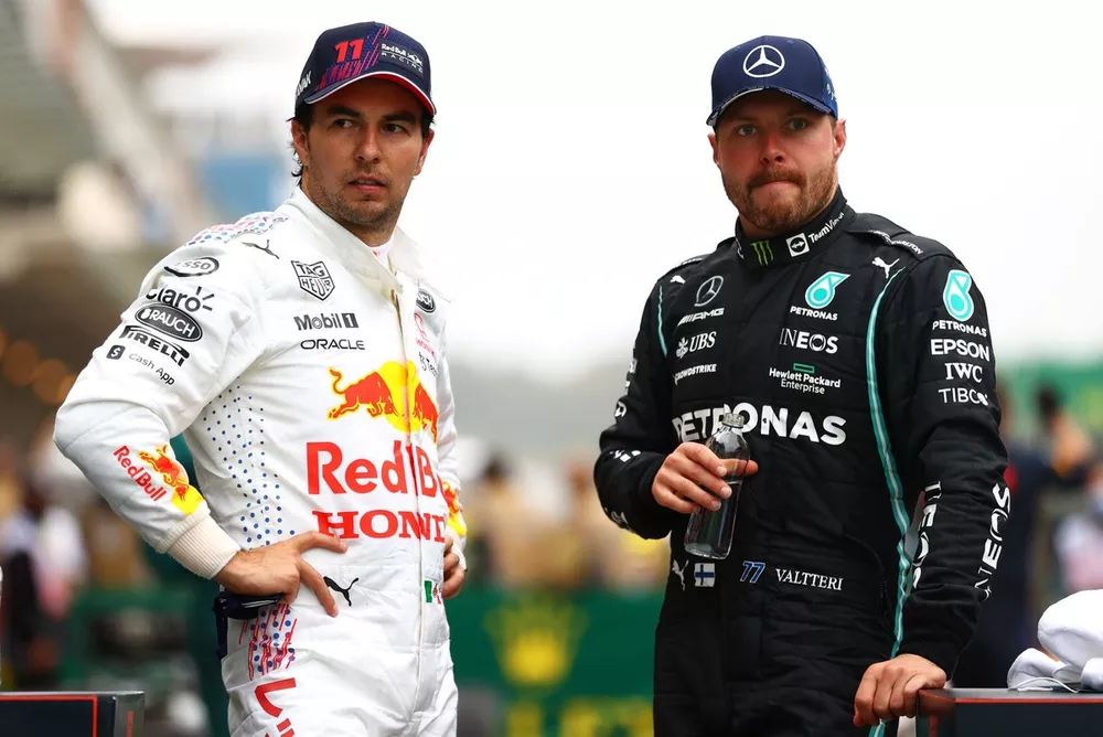 Race winner Valtteri Bottas, Mercedes GP, Sergio Perez, Red Bull Racing