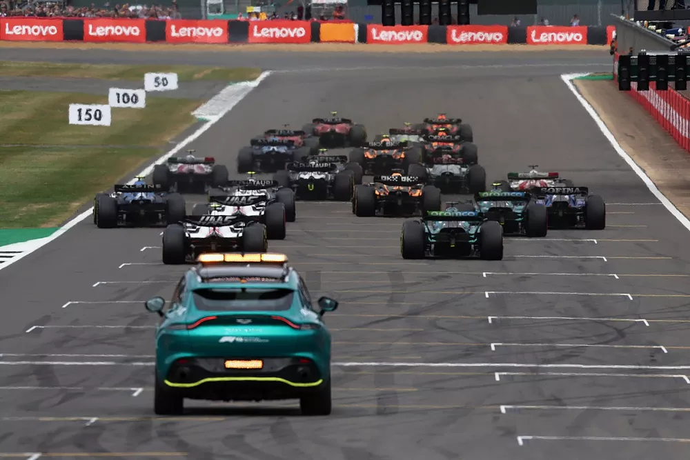 Carlos Sainz, Ferrari F1-75, Max Verstappen, Red Bull Racing RB18, et le reste des monoplaces au d&eacute;part