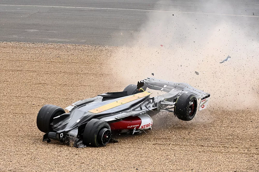 Crash: Zhou Guanyu, Alfa Romeo C42