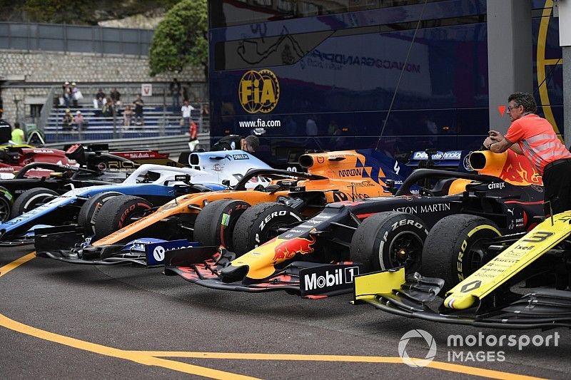 Les voitures dans le Parc Fermé après la course