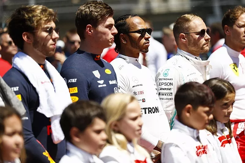 Pierre Gasly, Red Bull Racing, Max Verstappen, Red Bull Racing, Lewis Hamilton, Mercedes AMG F1, et Valtteri Bottas, Mercedes AMG F1, pendant l'hymne national