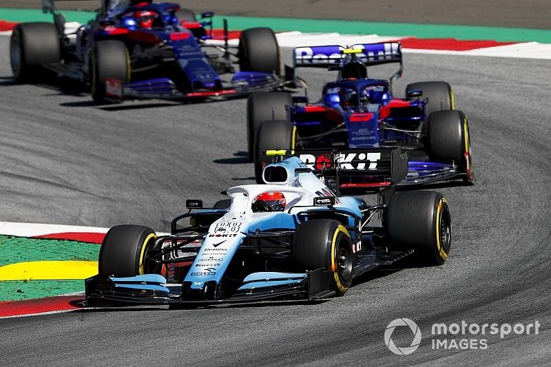 Robert Kubica, Williams FW42, leads Alexander Albon, Toro Rosso STR14, and Daniil Kvyat, Toro Rosso STR14
