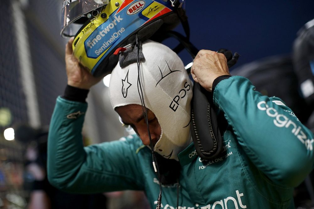 Fernando Alonso, Aston Martin F1 Team, en la parrilla de salida