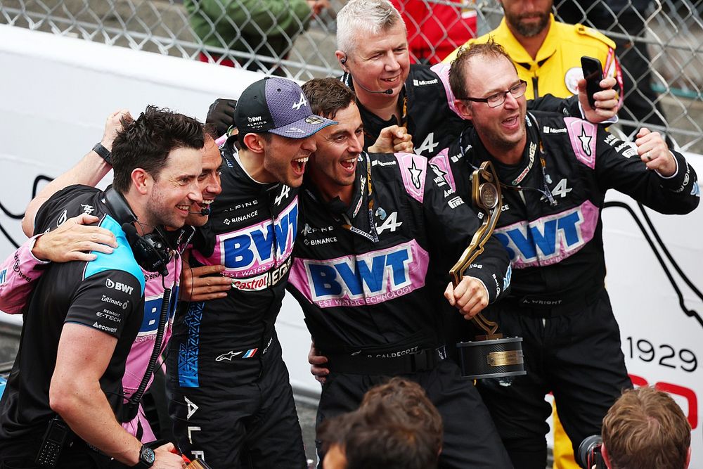 Esteban Ocon, Alpine F1 Team celebra su tercera posici&oacute;n con el equipo