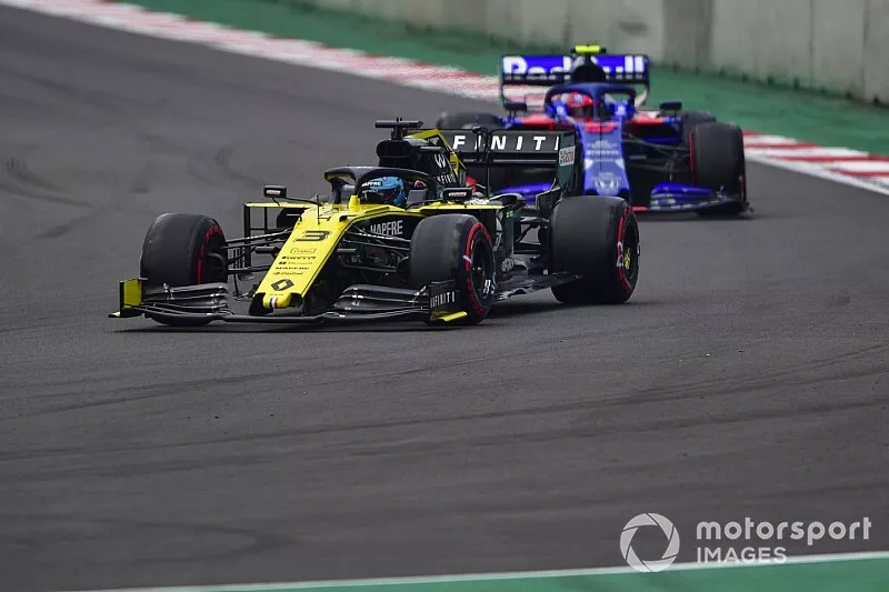 Daniel Ricciardo, Renault R.S.19, Pierre Gasly, Toro Rosso STR14