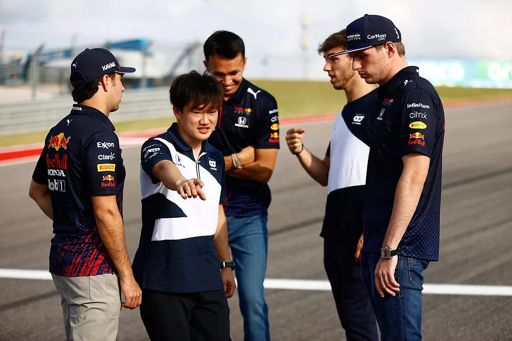 Sergio Perez, Red Bull Racing, Yuki Tsunoda, AlphaTauri, Alex Albon, pilote de r&eacute;serve, Red Bull Racing, Pierre Gasly, AlphaTauri et Max Verstappen, Red Bull Racing 