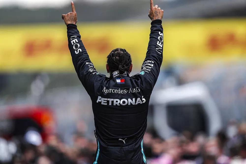 Le vainqueur Lewis Hamilton, Mercedes-AMG F1, f&ecirc;te dans le parc ferm&eacute; apr&egrave;s avoir s&eacute;curis&eacute; son 7e titre mondial