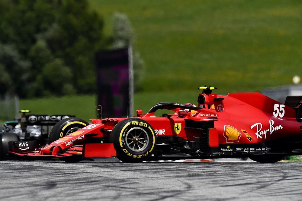 Carlos Sainz Jr., Ferrari SF21 hace un trompo