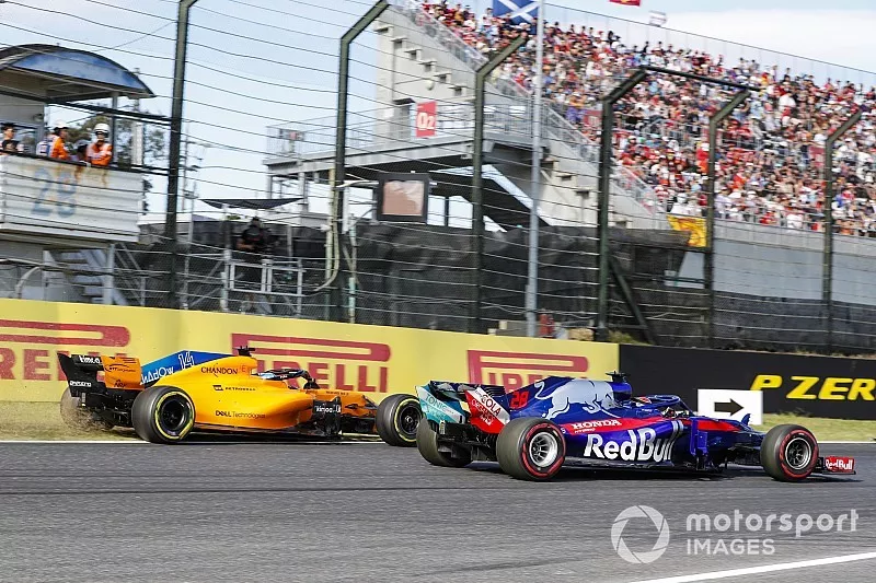 Fernando Alonso, McLaren MCL33, runs off the track behind Brendon Hartley, Toro Rosso STR13 