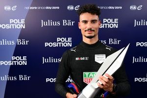 Mistrz nie zwalnia i sięga po pole position 