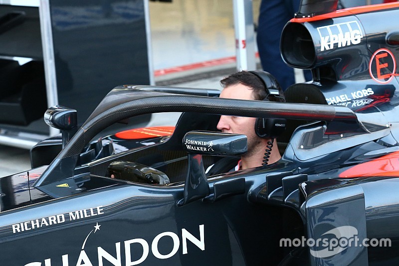 Ook Button rijdt met halo tijdens eerste training in Italië