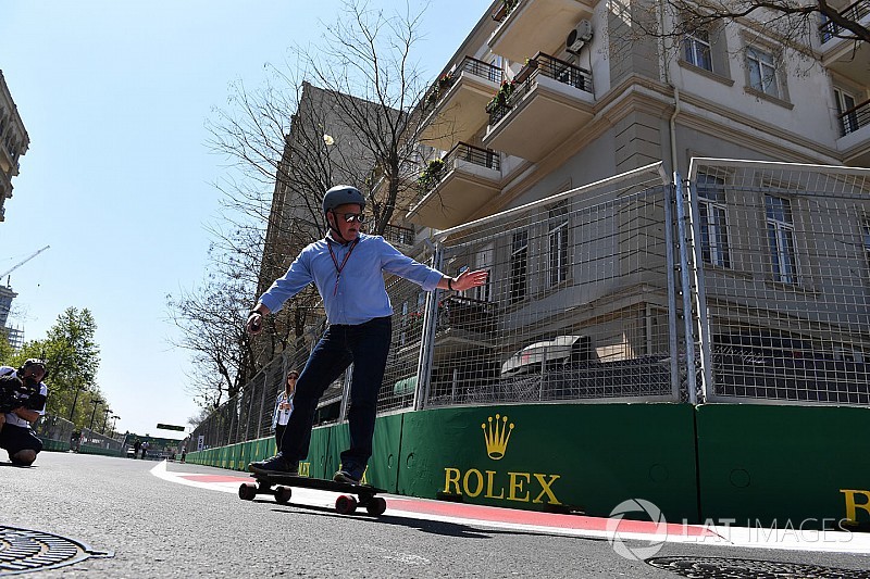 Pályabejáráson az F1-es csapatok Bakuban