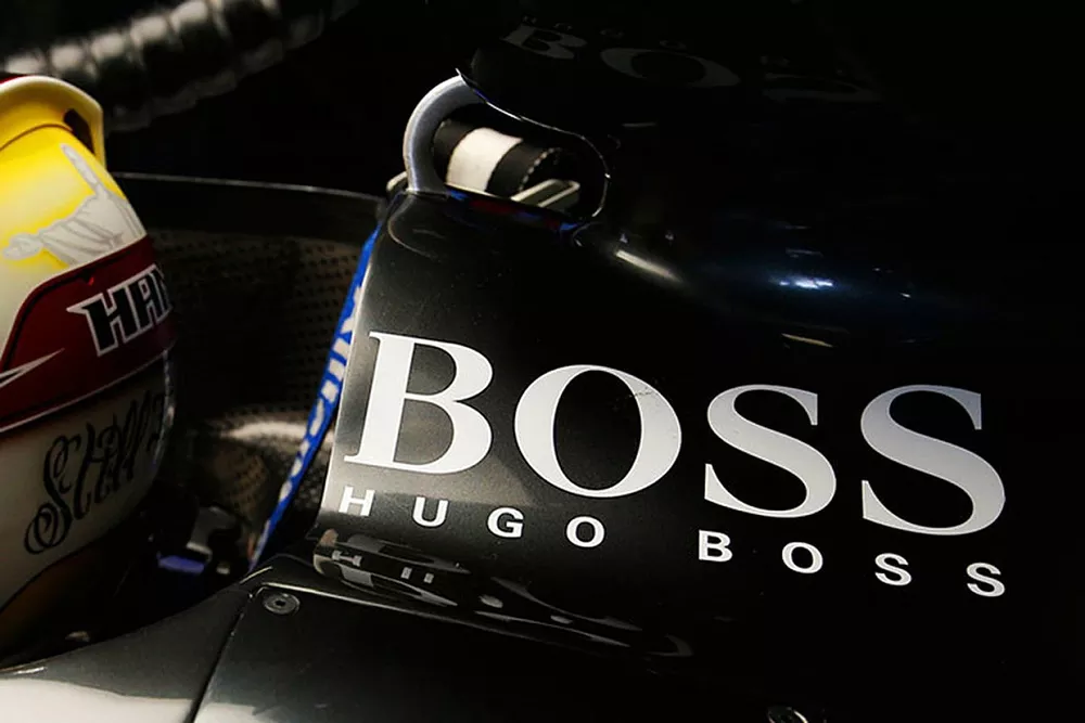 El logo de Hugo Boss en el Mercedes de Lewis Hamilton