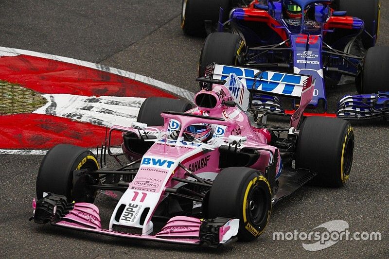 Sergio Perez, Force India VJM11, lidera a Brendon Hartley, Toro Rosso STR13 Honda