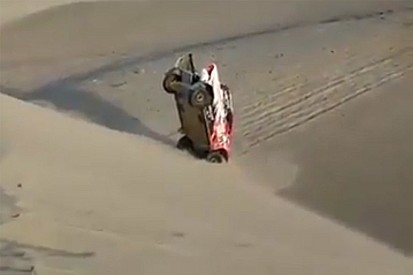 Piloto argentino queda vertical en el Dakar