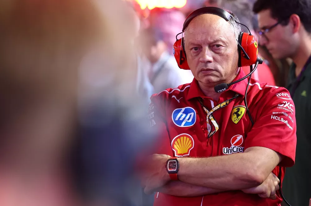 Ferrari em crise: Por que o chefe de equipe Vasseur n&atilde;o v&ecirc; "nenhuma cat&aacute;strofe"?