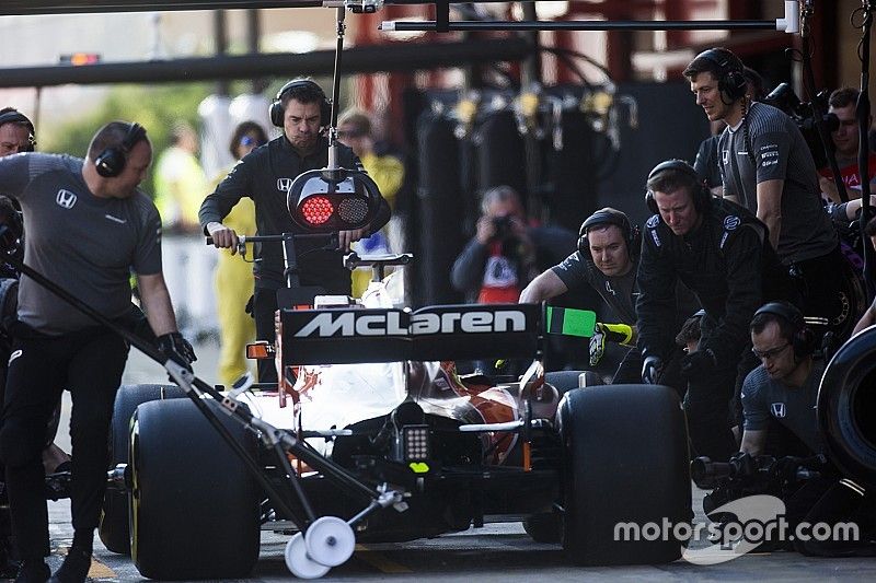 Stoffel Vandoorne, McLaren MCL32,hace un pit stop