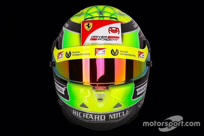 Mick Schumacher bemutatta a 2019-es sisakját, rajta a Ferrari logójával
