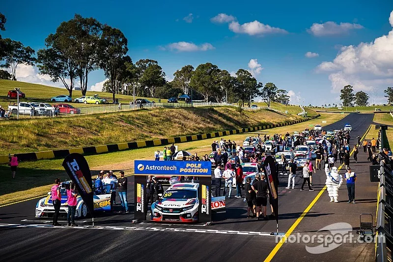 Atmosphere on the starting grid
