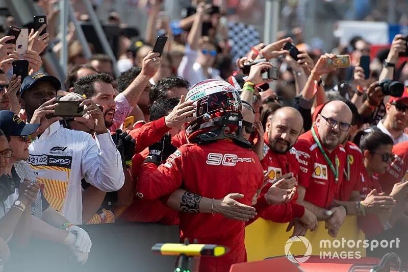 Tercer lugar Charles Leclerc, Ferrari, celebra en Parc Ferme con el equipo