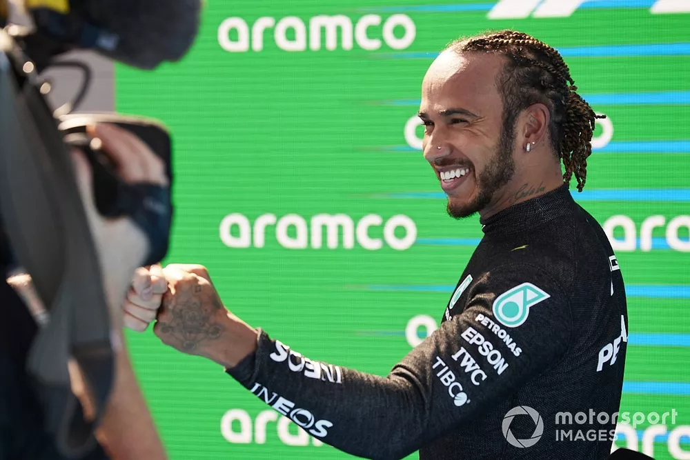 Lewis Hamilton, de Mercedes, en el Parc Ferme tras conseguir su pole position 100 en la F1