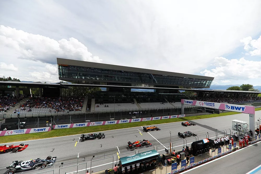 Max Verstappen, Red Bull Racing RB16B, Lewis Hamilton, Mercedes W12, Lando Norris, McLaren MCL35M, Sergio Perez, Red Bull Racing RB16B, Valtteri Bottas, Mercedes W12, and the rest of the field away at the start