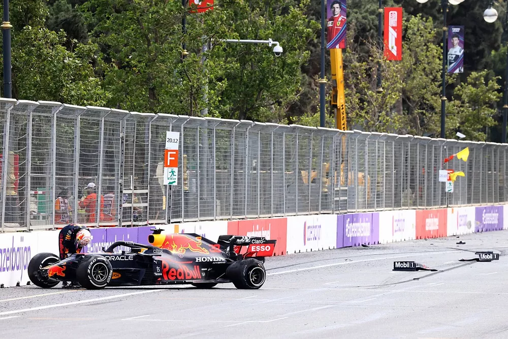 Max Verstappen, Red Bull Racing, klimt uit de auto na een crash