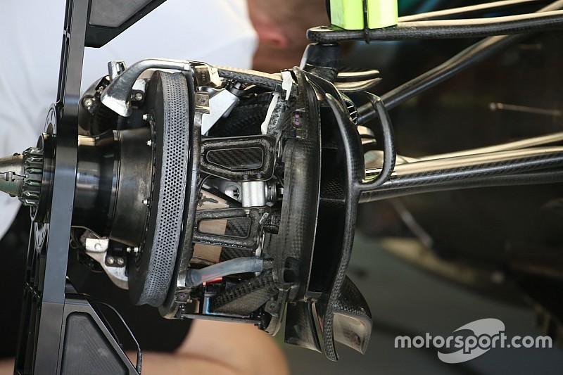 Mercedes: dischi anteriori iperventilati con una svasatura al centro