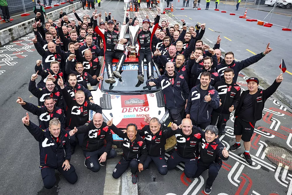 Les Champions Kalle Rovanpera, Jonne Halttunen, Toyota Gazoo Racing WRT Toyota GR Yaris Rally1, avec leur &eacute;quipe