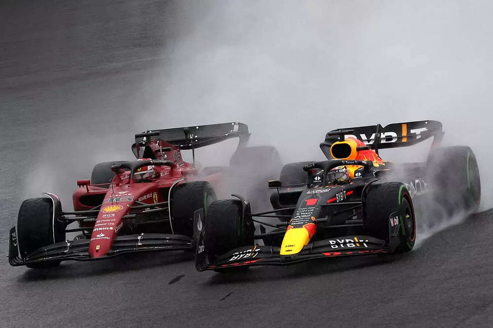 Max Verstappen, Red Bull Racing RB18, lucha con Charles Leclerc, Ferrari F1-75