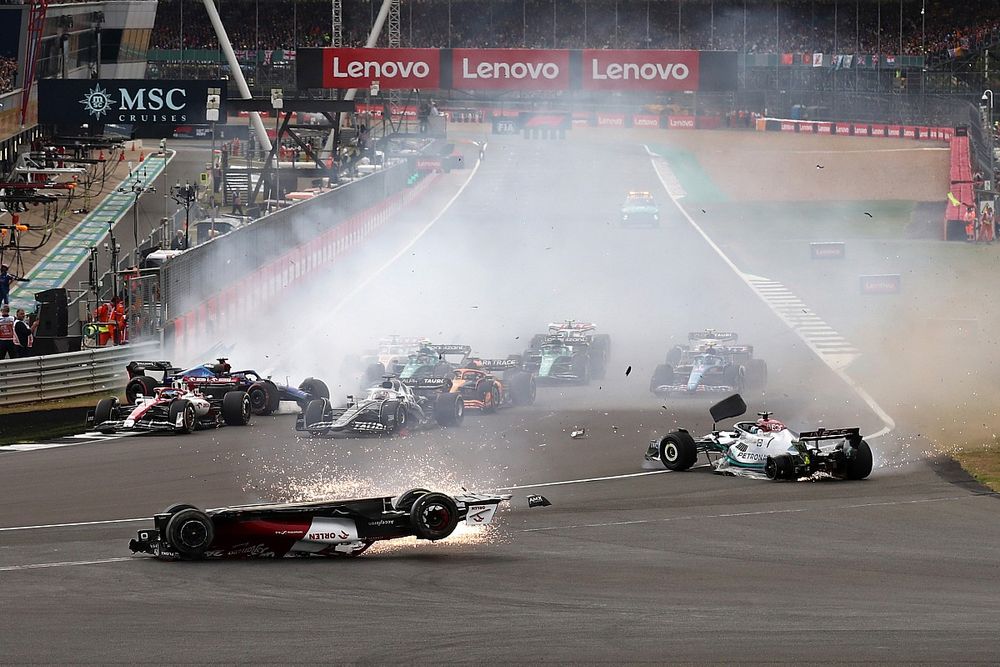 動画】F1イギリスGPスタート直後に起きた、戦慄のクラッシュ