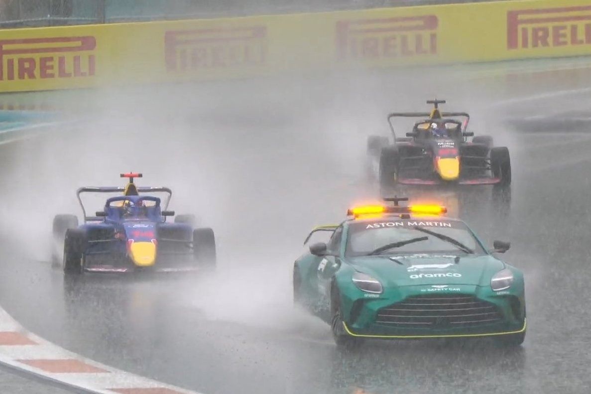 https://cdn-4.motorsport.com/images/amp/0RrQ5AM0/s6/race2.jpg