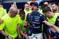 La historia detr&aacute;s de la viral pegatina del unicornio de Sainz en Bak&uacute;