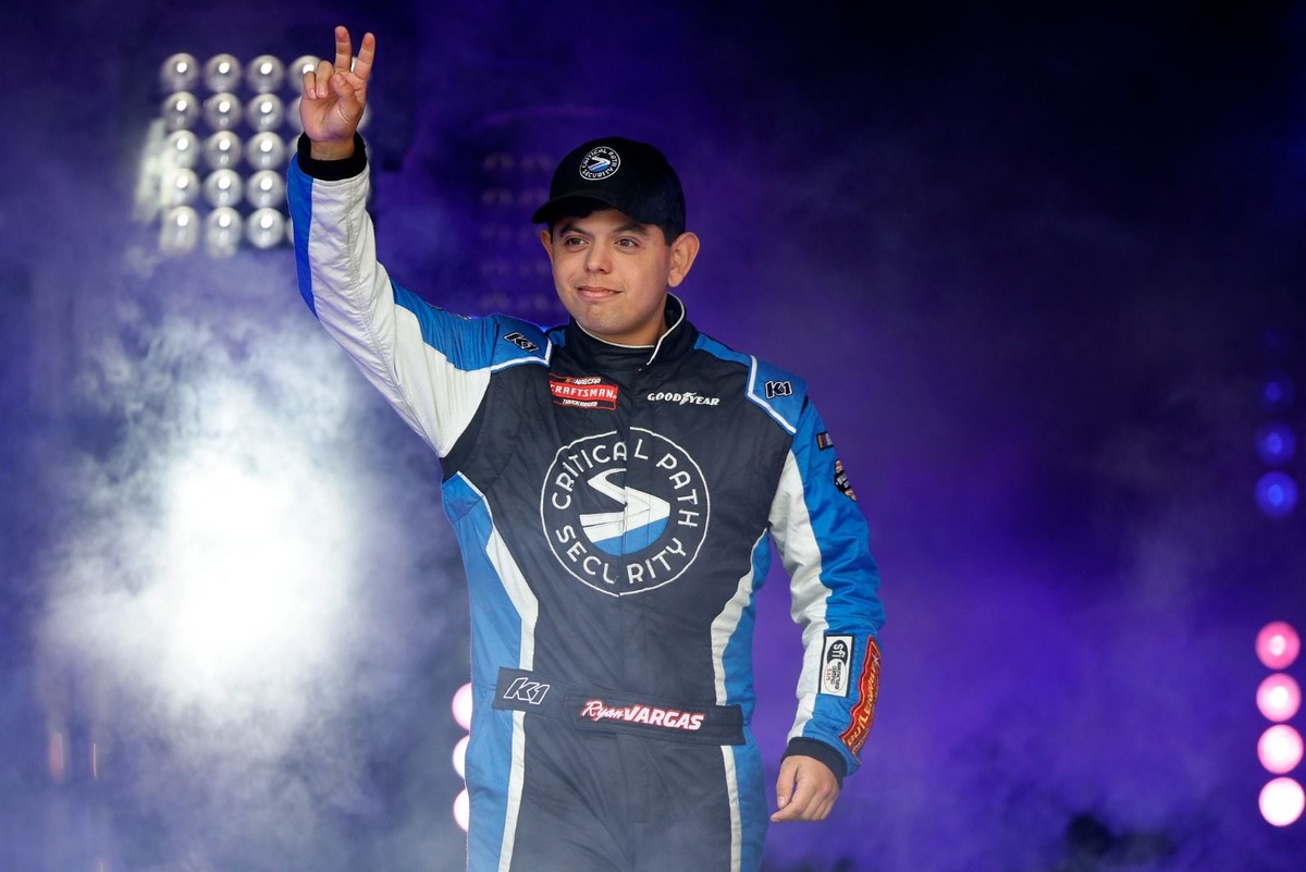 El piloto de NASCAR obtiene la victoria general del evento Monster Jam en su debut