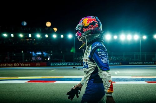 VÍDEO F1: Lawson bate novamente em Singapura e faz Racing Bulls 'correr contra o tempo' para consertar carro