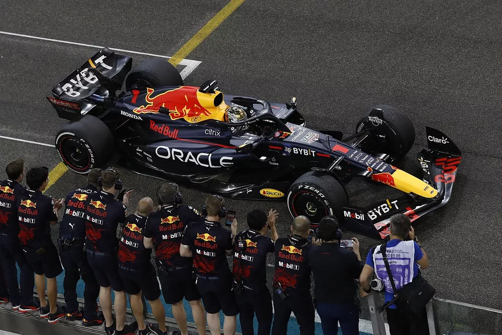 Max Verstappen, Red Bull Racing RB18, 1&ordf; posici&oacute;n, pasa por el muro de boxes de Red Bull al conseguir la victoria