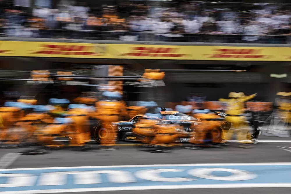 Daniel Ricciardo, McLaren MCL36, maakt een stop.