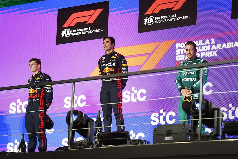Podio: segundo lugar Max Verstappen, Red Bull Racing, ganador Sergio P&eacute;rez, Red Bull Racing y tercer lugar Fernando Alonso, Aston Martin F1 Team